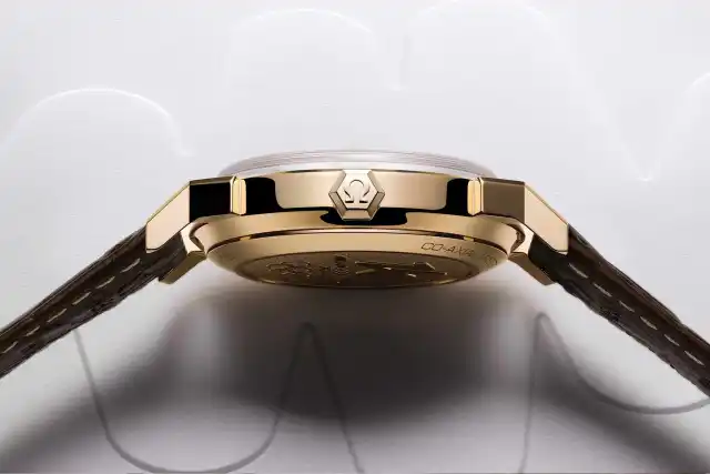 6.-Omega-Seamaster-37mm-Milano-Cortina-2026-crown